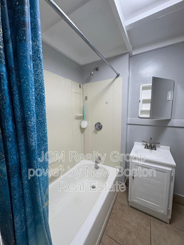 Building Photo - 64 Hollis St