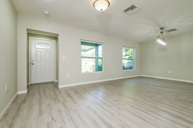 Building Photo - 9612 Pineridge Ave