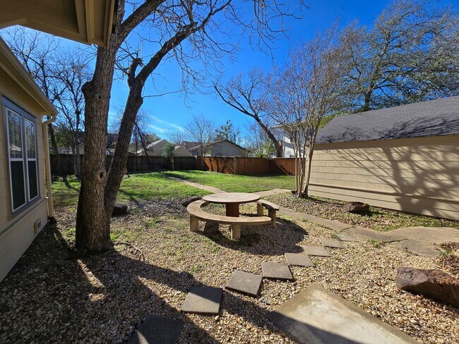 Building Photo - Spacious 3 Bedroom 2 Bath in Bryan!