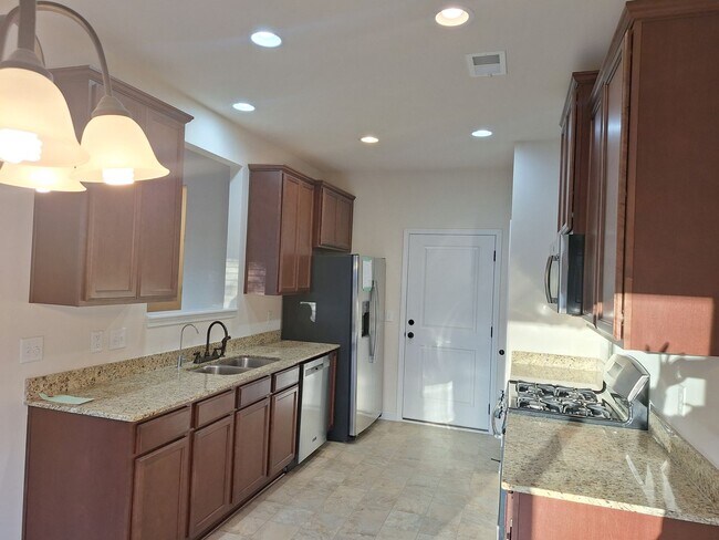 Building Photo - Wonderful Three Bedroom Home in Northeast ...