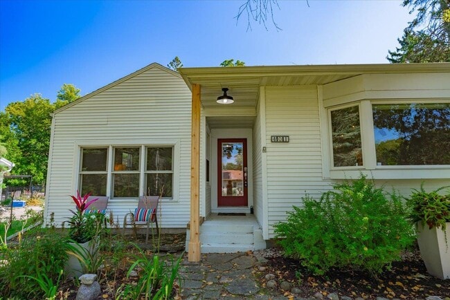 Building Photo - 401 Merrill Crest Dr