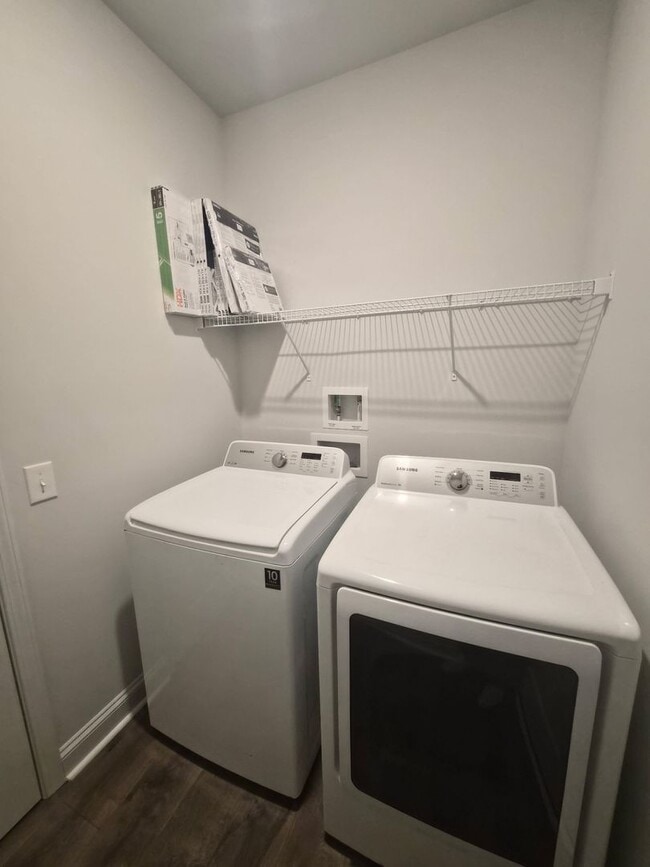 Building Photo - 301 Harvest Mdw Xing