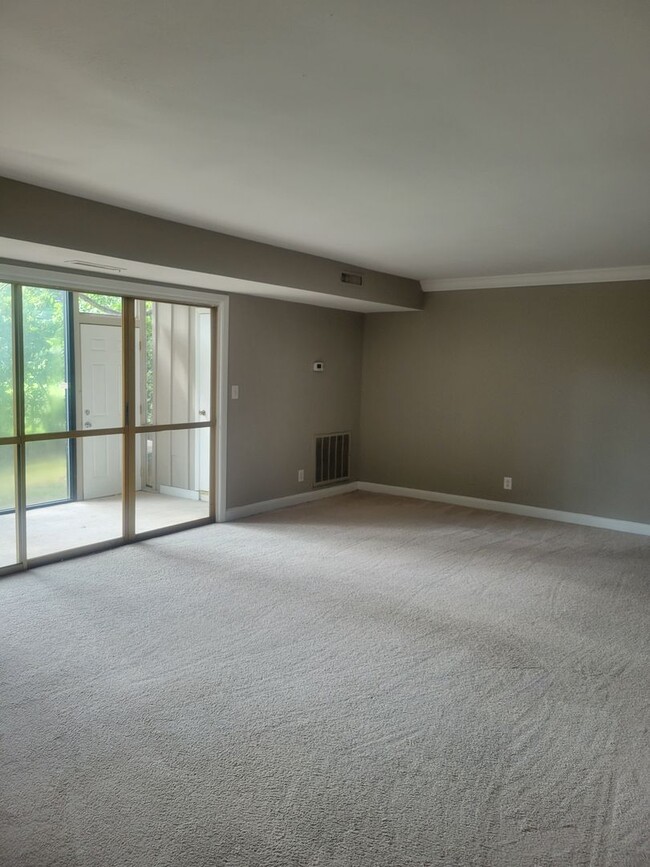 Building Photo - Lower Level 2 bedroom/1.5 bath condo