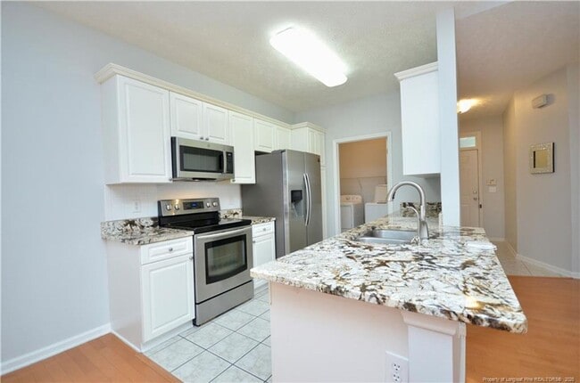 Building Photo - Well maintained 2nd-story condo