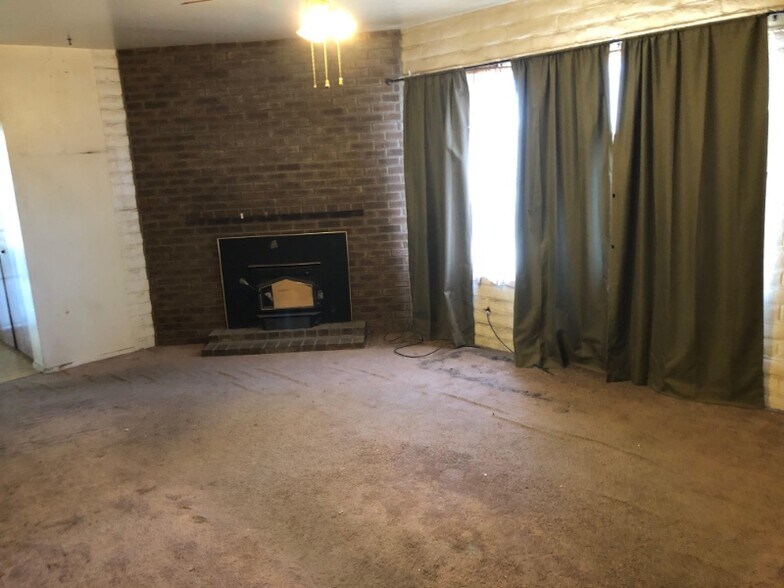 Building Photo - 2042 W Hadley St