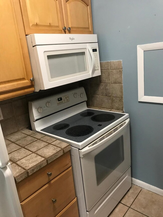 Building Photo - 1830 Abbey Rd