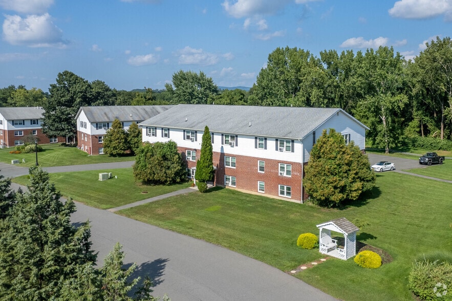 Country Gardens grounds - Country Garden Apartments