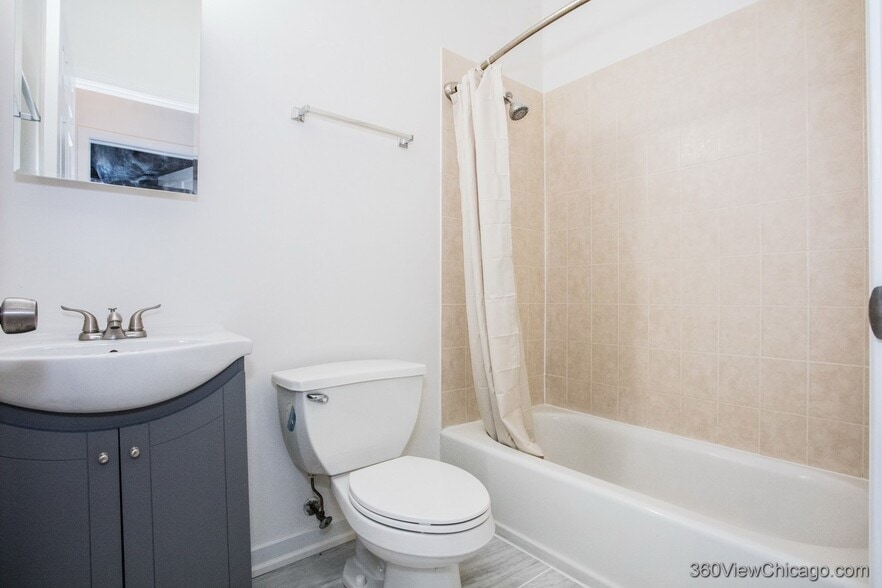 Bathroom - 3906 W Belmont Ave