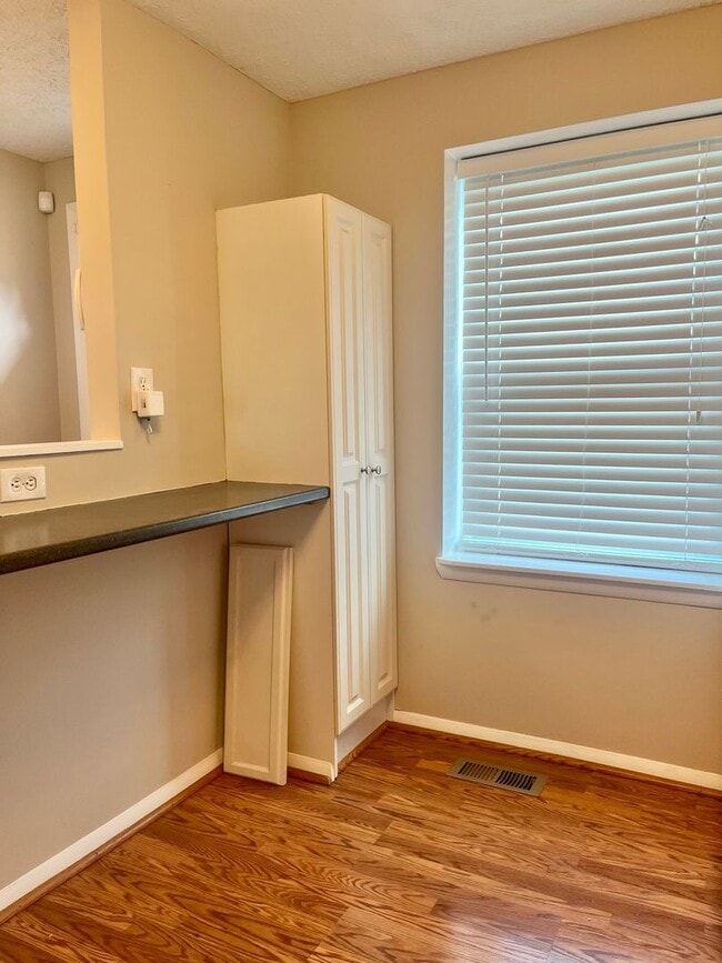 Building Photo - Charming 2 Bedroom/2 Bathroom in Laurel Valley!