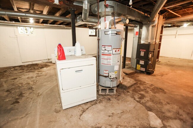 Building Photo - GREAT SINGLE FAMILY HOUSE . WAITING FOR YOU TO CALL HOME !!