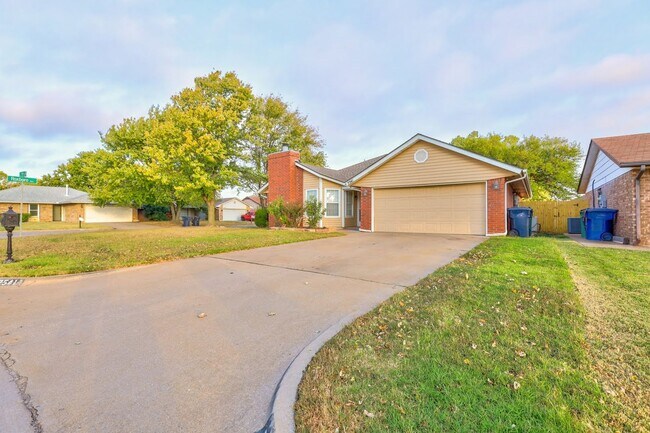 Building Photo - 3 Bed 2 Bath in OKC!