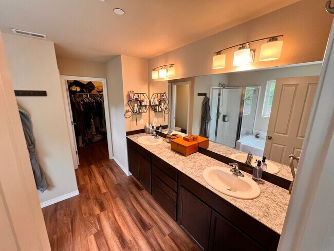 Building Photo - Spacious 3BR/2.5BA w/ Open Floor Plan, Fenced Yard, Office Nook & Garage