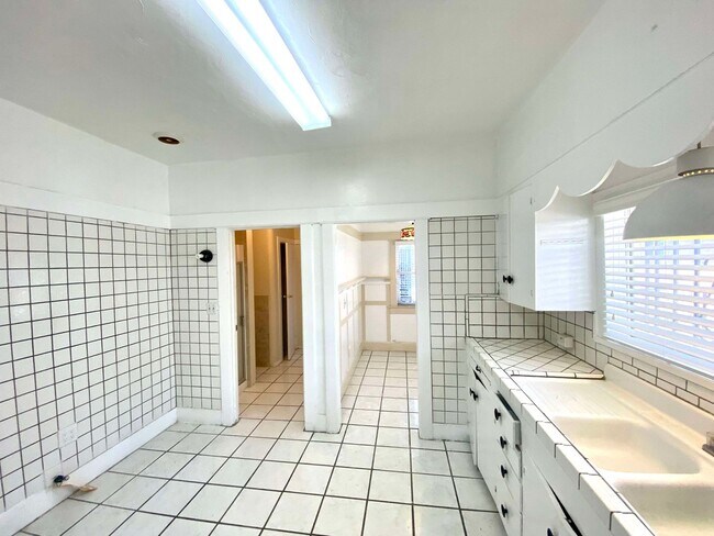 Building Photo - 1513 W 45th St
