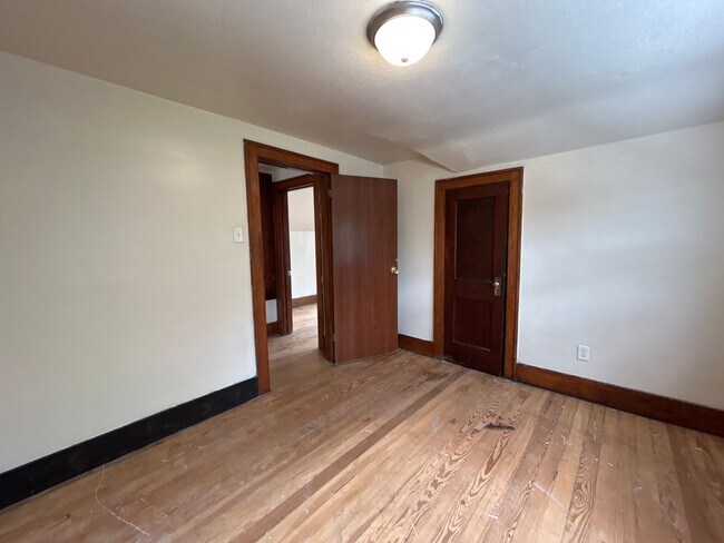 Building Photo - 1714 Roys Ave