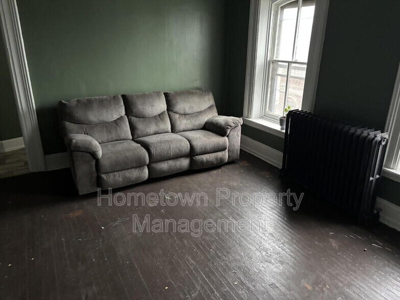 Building Photo - 319 E Sunbury St