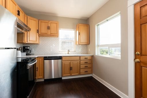 Building Photo - Bright 2 bedroom 1 bathroom Queen Anne Apartment with skyline views