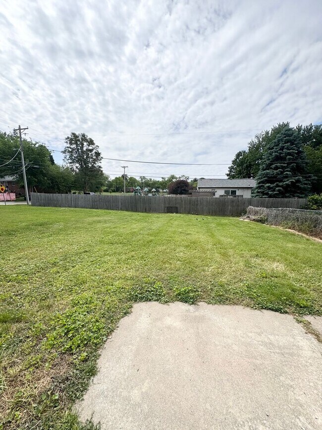 Building Photo - Spacious Two Bedroom Home! Available Now!