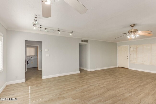 Building Photo - 547 E Belmont Ave