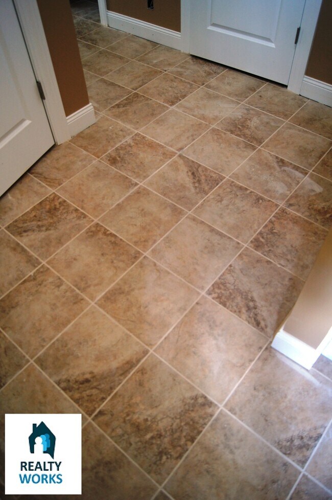 Building Photo - 3 Bedroom Town House in North Lincoln!