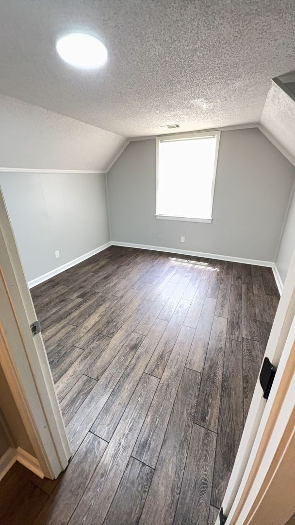 Building Photo - Beautifully Updated 4 bedroom 2 bath