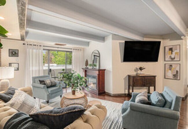 Primary Photo - Cute 2 Bed Condo in Old Town