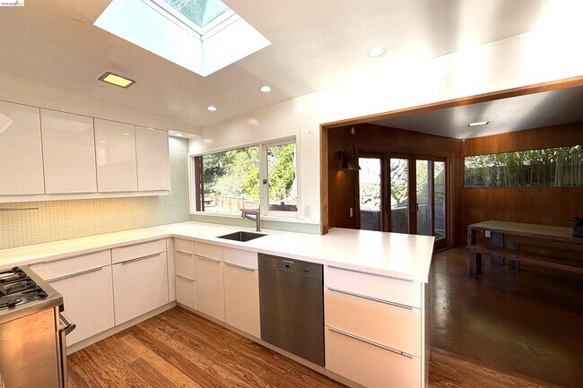 Building Photo - 25 Sunset Dr