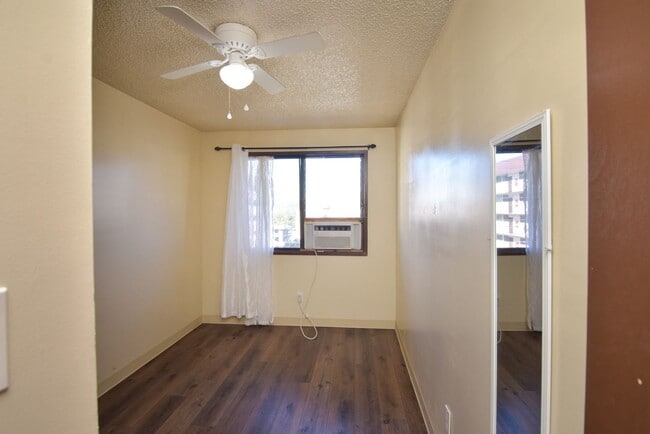 Building Photo - 2 Bed / 1 Bath Apartment in Salt Lake – Great Location!
