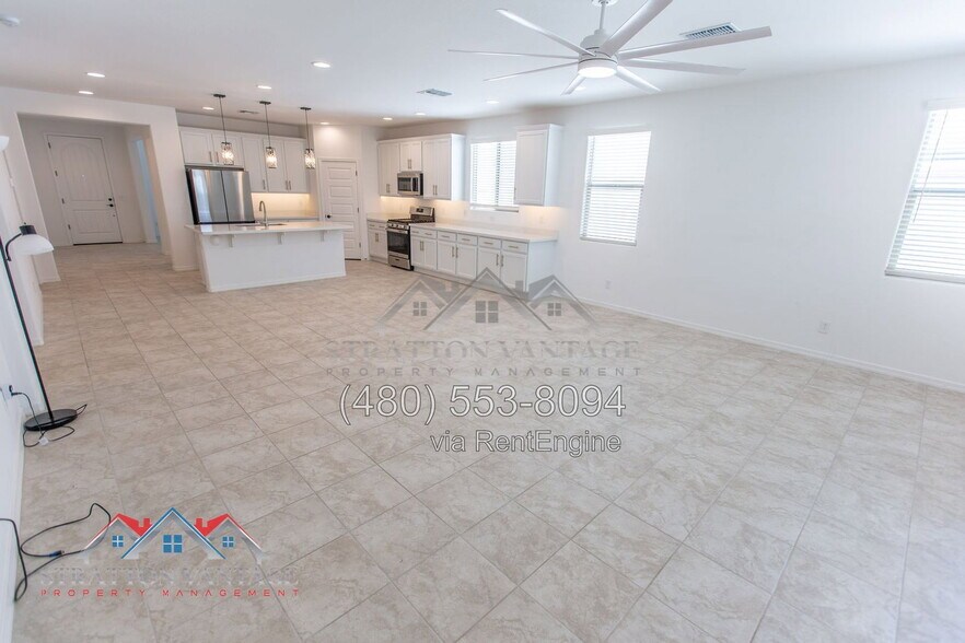Building Photo - 10839 S 52nd Dr