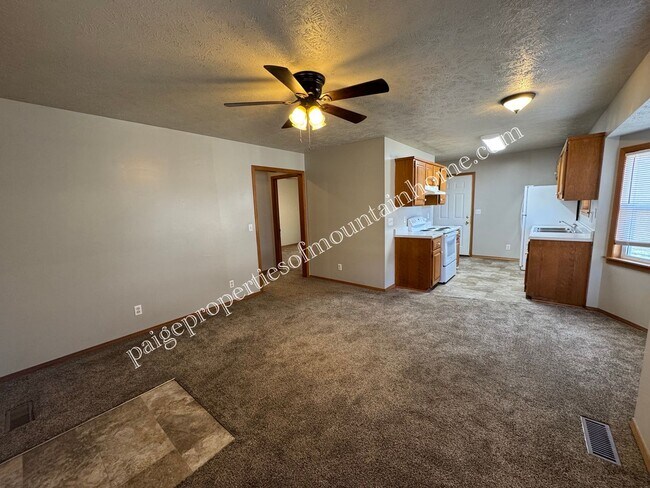 Building Photo - 406 S 3rd St