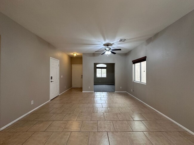 Building Photo - Spacious single story home w/3 beds, 2 bath, den, 2 car garage, near everything.