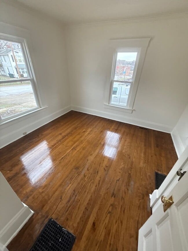 Building Photo - One Bedroom Duplex ( first floor)  $1160