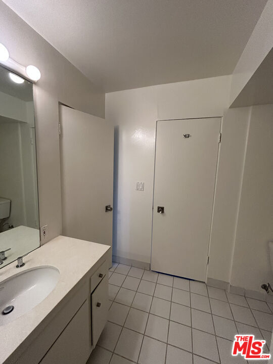 Building Photo - 833 Moraga Dr