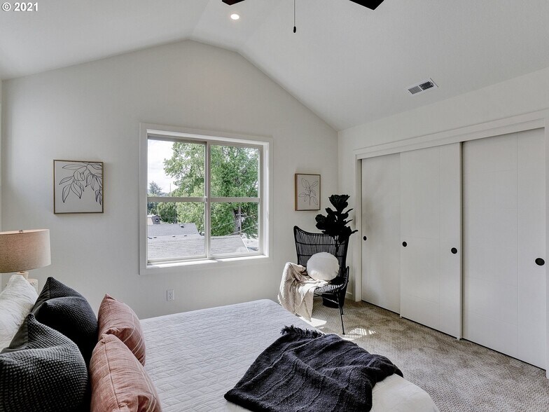 Building Photo - 3958 SE Gladstone St