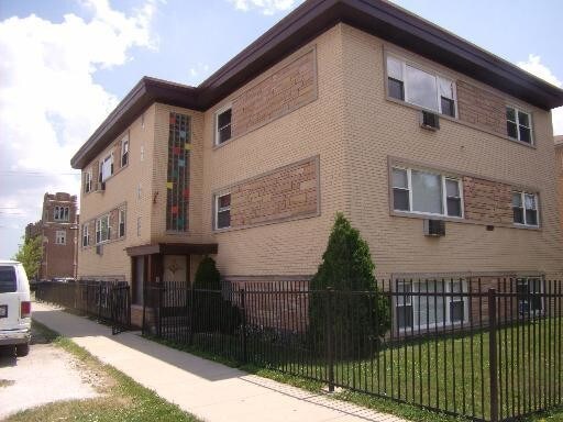 Primary Photo - 3057 N Narragansett Ave
