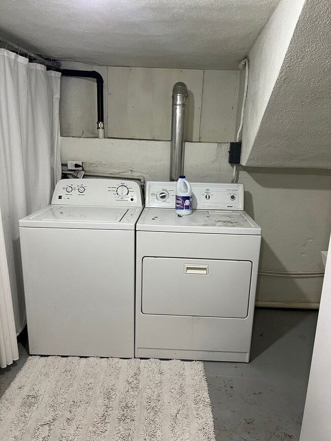 Building Photo - Charming 5 Bed, 2 bath home in the heart o...