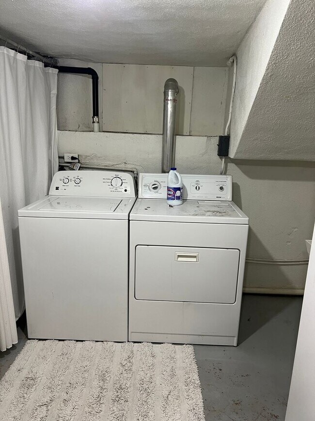 Building Photo - Charming 5 Bed, 2 bath home in the heart of Rexburg with detached 3 CAR GARAGE!!!!