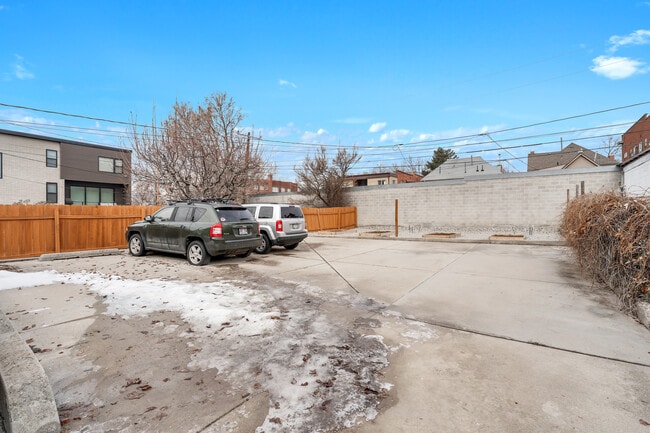 Building Photo - 731 E Linden Ave