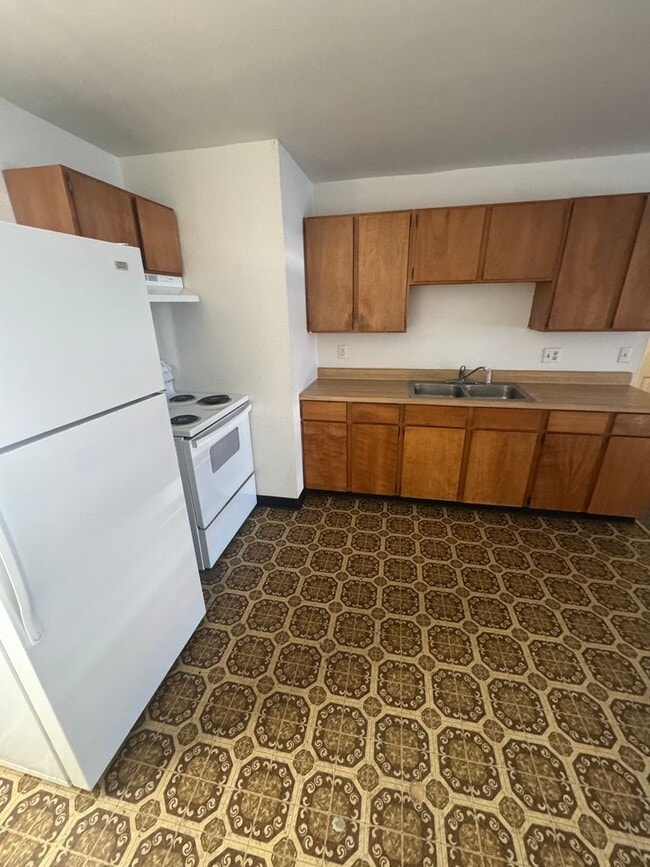 Building Photo - $435 OFF Move In Special!  Second Level Unit  2 Bed/1 Bath  Apt - $875/$875