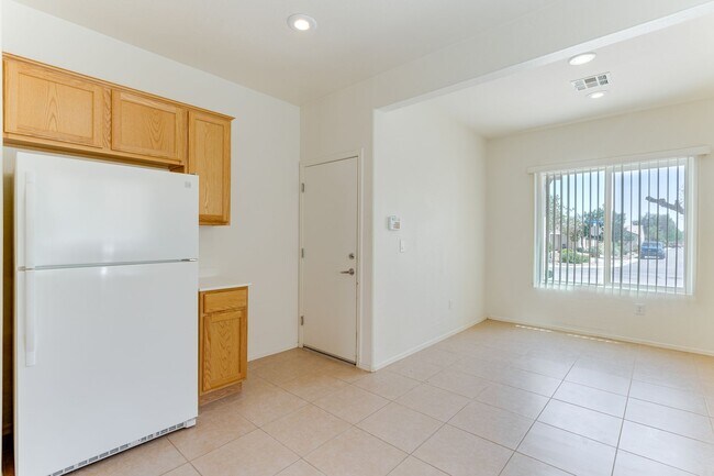 Building Photo - Spacious & Bright 3-Bed Home in Desirable ...