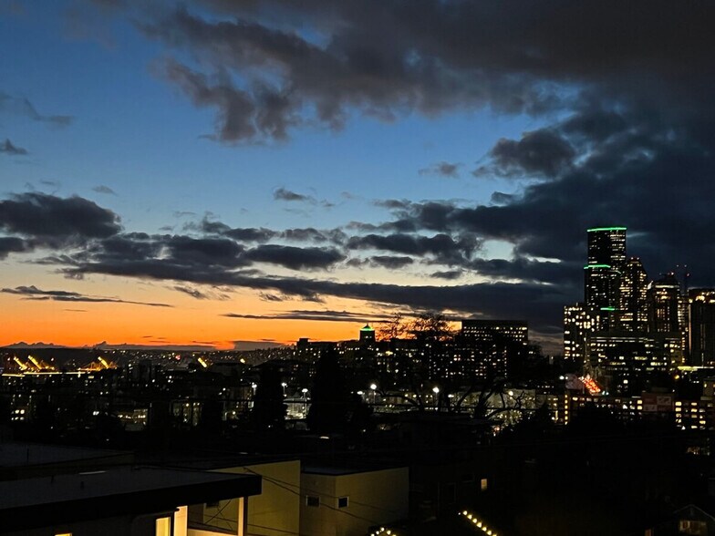 Building Photo - 905 17th Ave