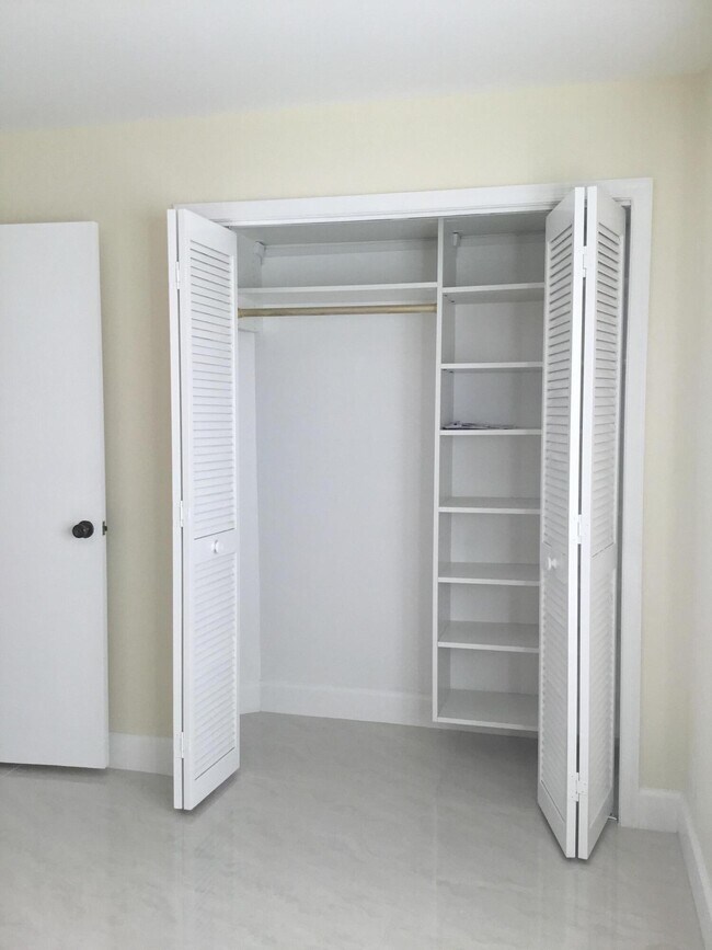 Building Photo - 1094 Raintree Ct