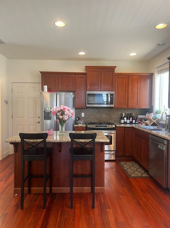 Building Photo - Stunning Trilevel home Woodinville!