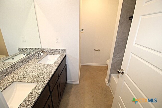 Building Photo - 102 Lost Trl