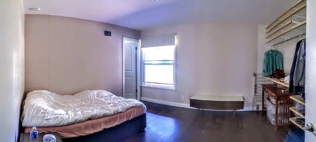 Building Photo - 6532 Gross Ave