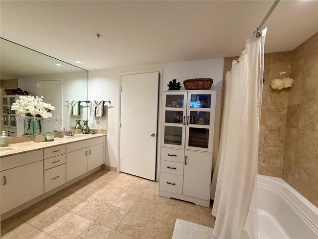 Building Photo - 801 Brickell Key Blvd