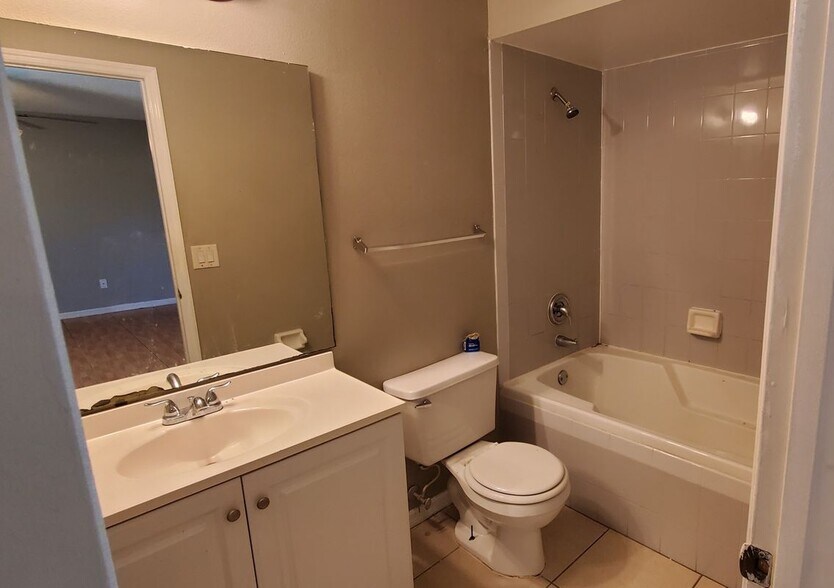 Building Photo - 2370 Harbor Town Dr