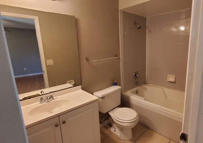 Building Photo - 2370 Harbor Town Dr