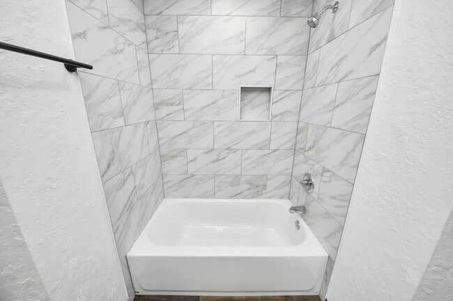 Building Photo - 616 S Rivershire Dr