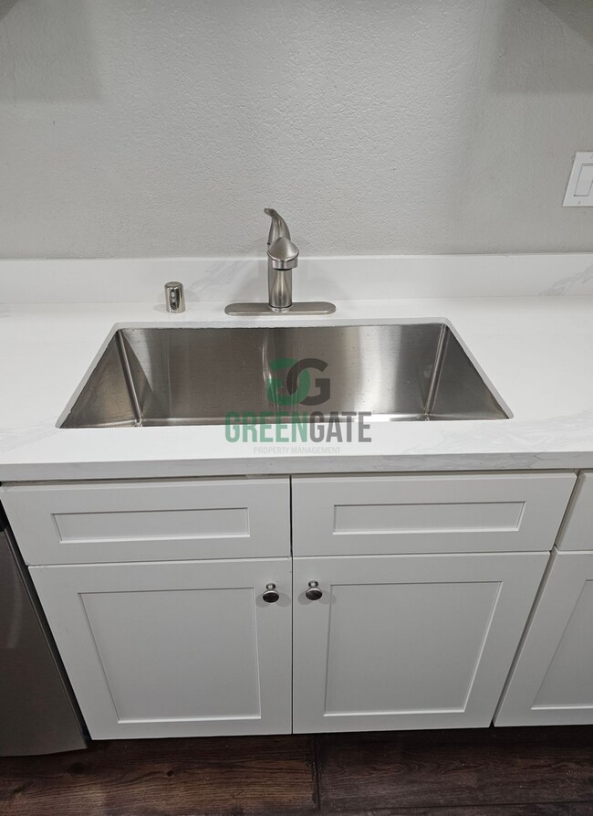 Building Photo - 495 Cherry Ln