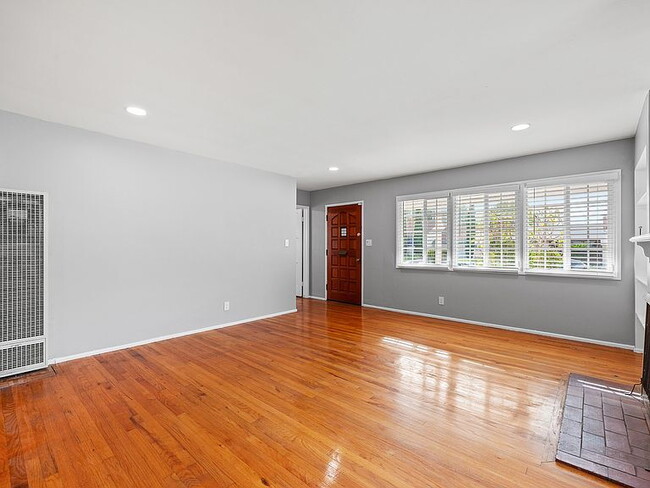 Building Photo - "Spacious 4-Bed, 3-Bath Oasis in Prime Los Angeles Location - 2080 Sq Ft of Comfort!"